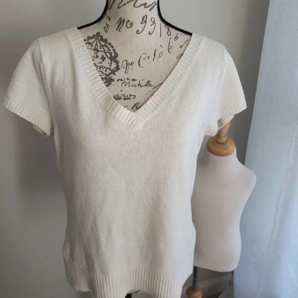 XL gap VTG Ivory short sleeve V Neck Sweater